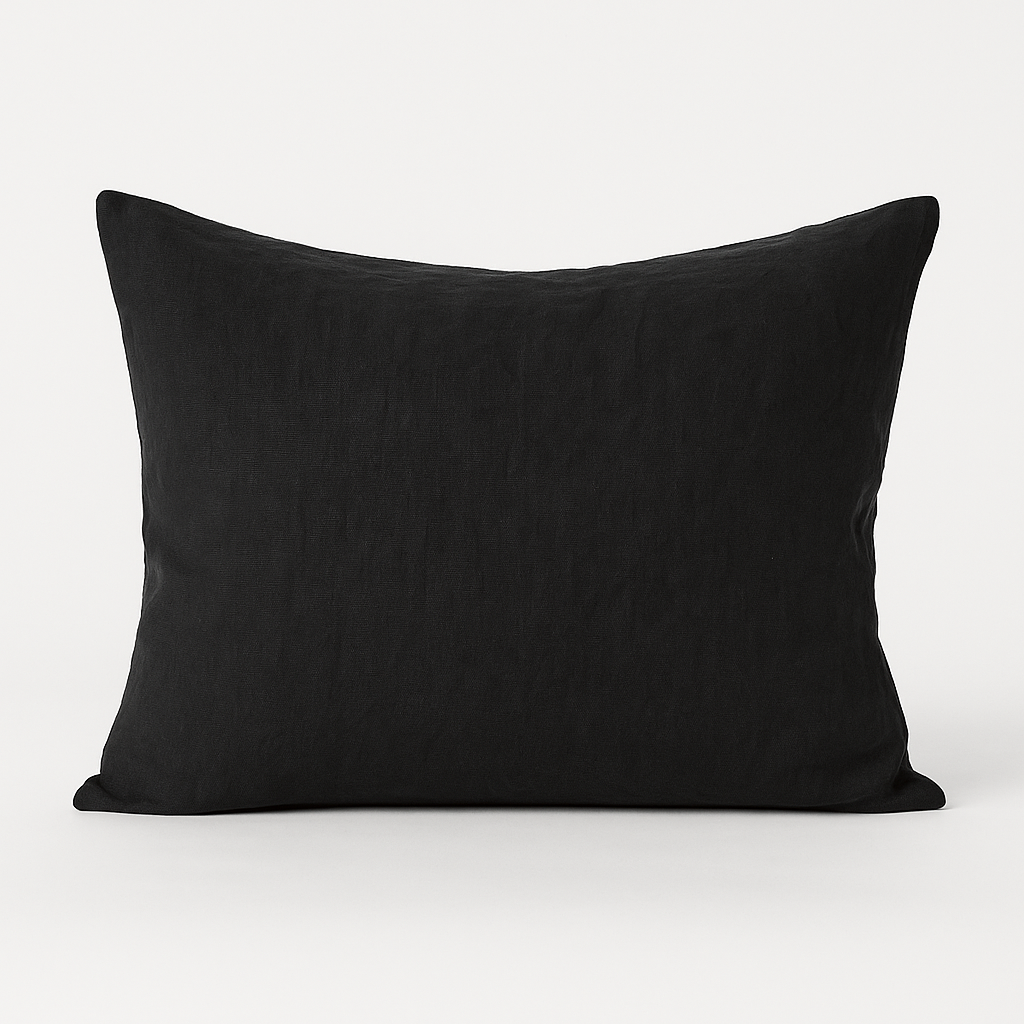 Taie d'oreiller en lin noir 50x70 sur fond blanc pour peau et cheveux boucles