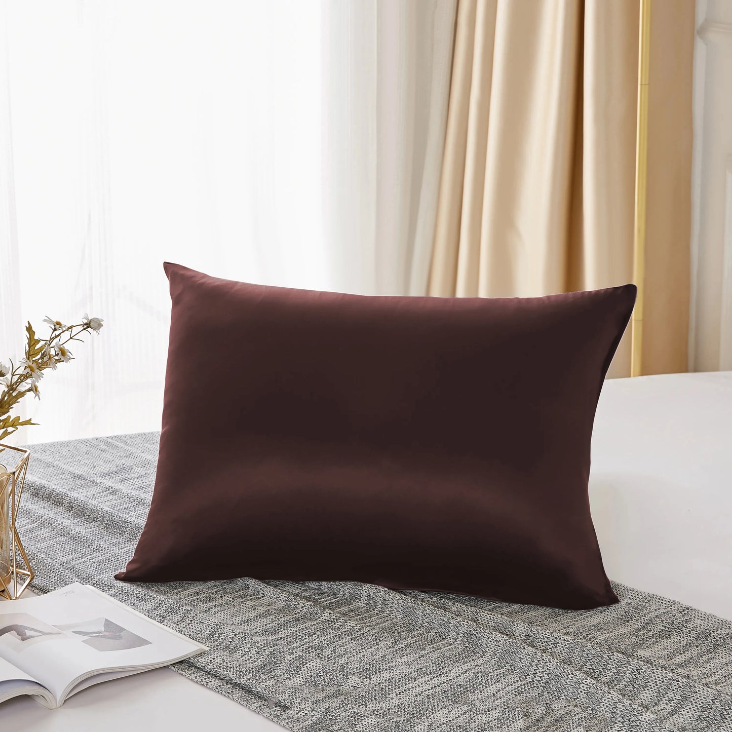 Taie d’oreiller en soie chocolat – housse haut de gamme au toucher soyeux et à la brillance élégante, idéale pour un sommeil réparateur et la préservation des cheveux et de la peau