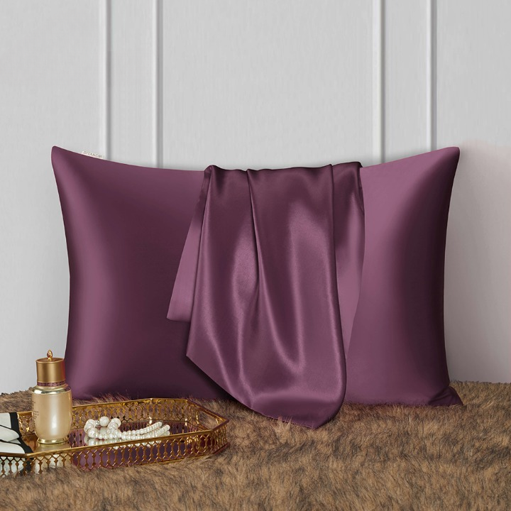 taie d'oreiller en soie violet avec tissu de soie dépassant violet