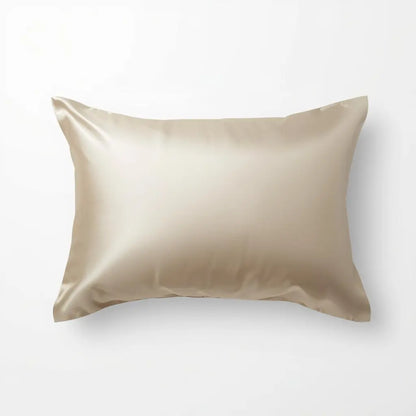 taie en soie beige champagne sur fond blanc 