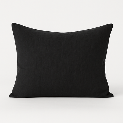 Taie d'oreiller en lin noir 50x70 sur fond blanc pour peau et cheveux boucles 