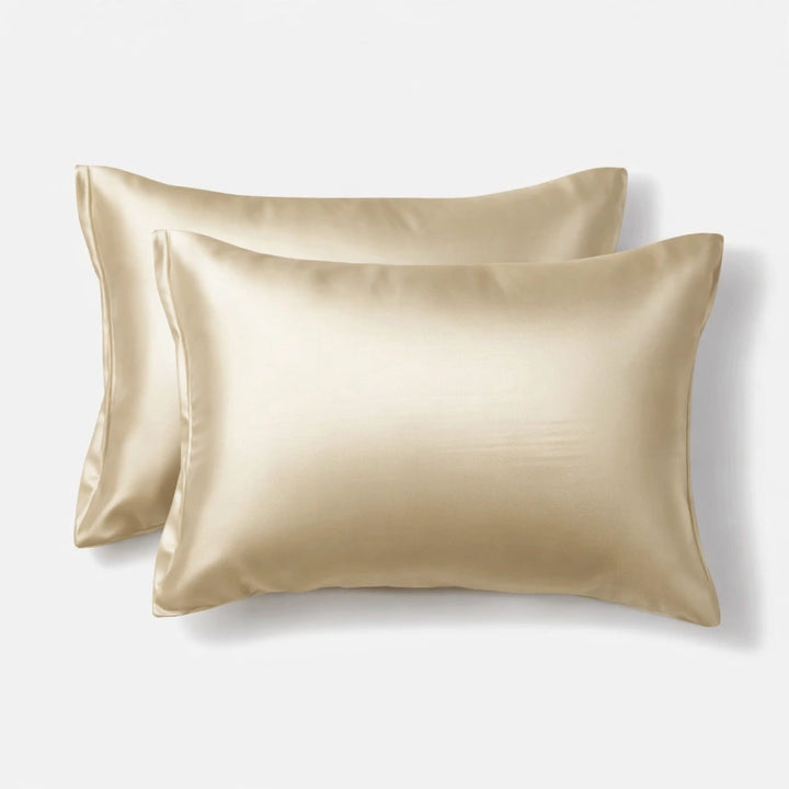 taie d'oreiller en soie beige champagne sur fond blanc