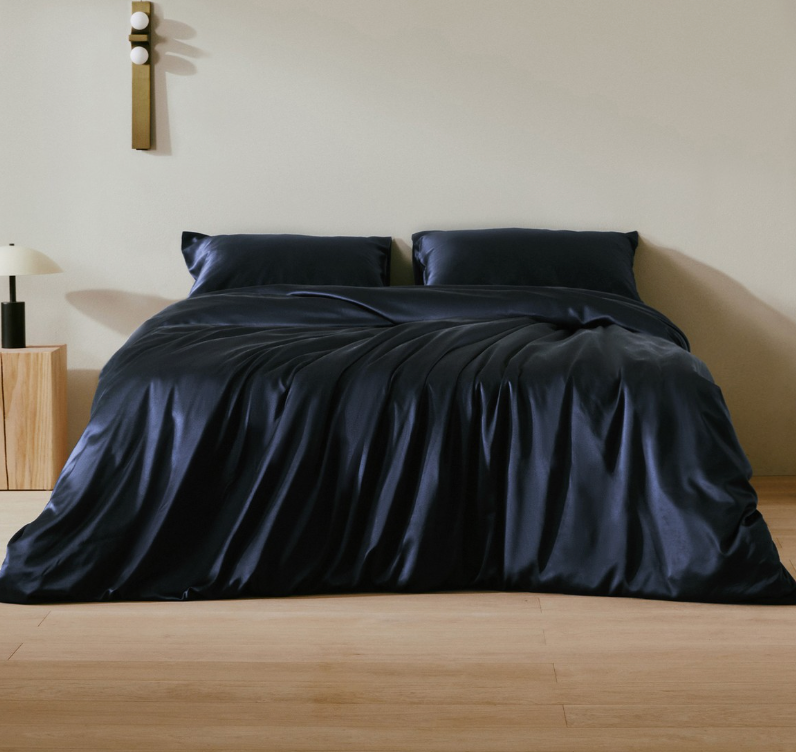 parure de lit en soie bleu foncé 
