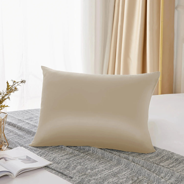 Taie d’oreiller en soie beige – housse haut de gamme au toucher soyeux et à la couleur intemporelle, idéale pour un sommeil réparateur et le soin des cheveux et de la peau
