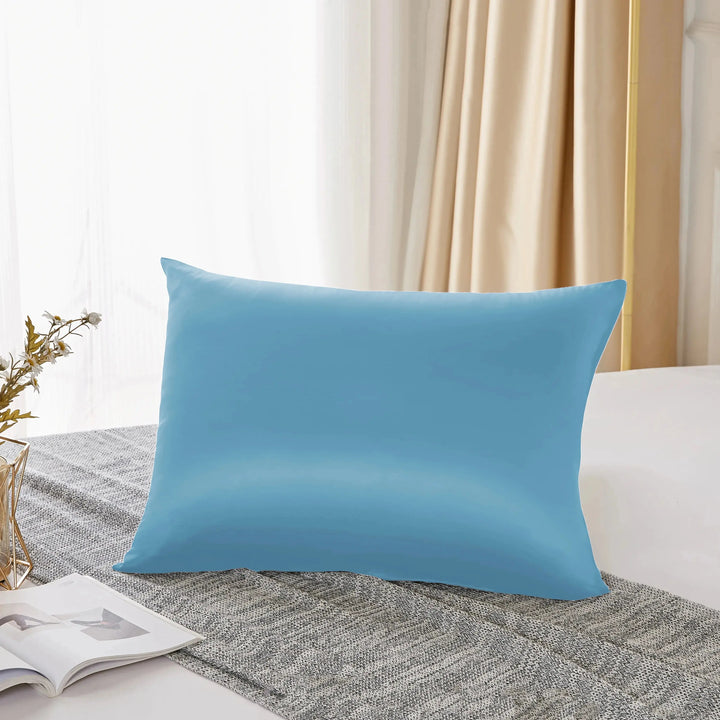 Taie d’oreiller en soie bleu ciel – housse haut de gamme au toucher soyeux et à la teinte apaisante, parfaite pour favoriser un sommeil réparateur tout en préservant cheveux et peau