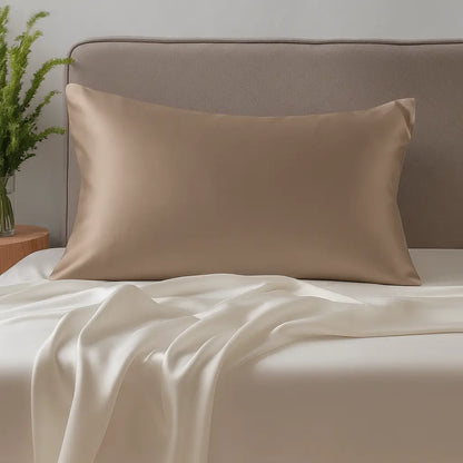 **Texte alternatif optimisé SEO** :
`Taie d’oreiller en soie taupe – housse haut de gamme au toucher soyeux et à la teinte élégante, idéale pour un sommeil réparateur et la protection des cheveux et de la peau`
