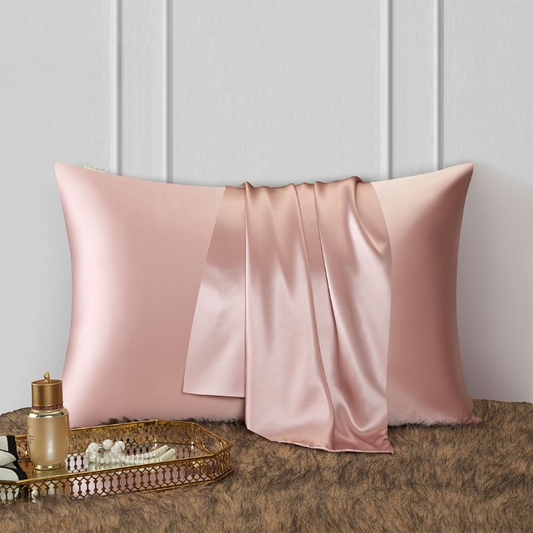 Taie d’oreiller en soie rose poudré avec foulard assorti – literie haut de gamme pour peau et cheveux