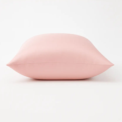 taie d'oreiller en soie rose sur fond blanc 
