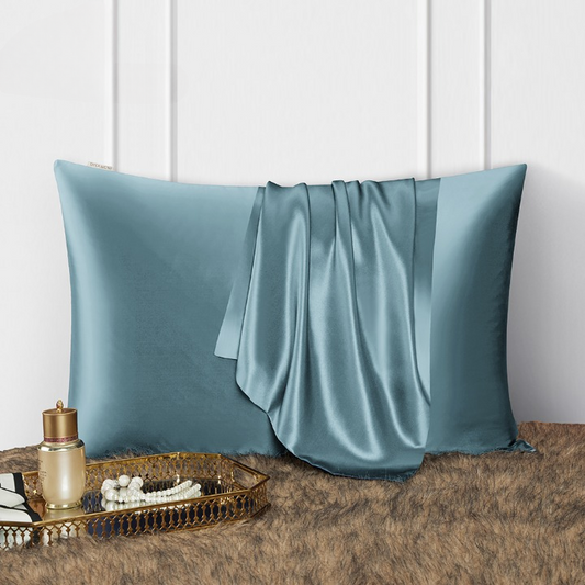 Taie d’oreiller en soie bleu clair avec foulard assorti – literie haut de gamme pour soin des cheveux et de la peau