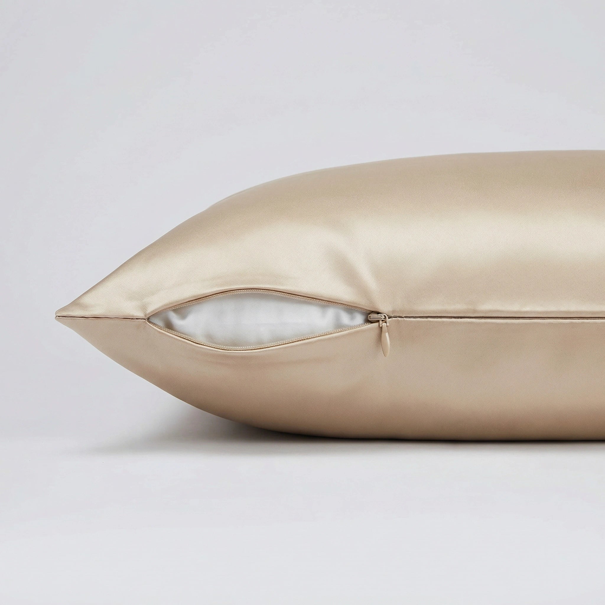 zip d'une taie d'oreiller en soie beige champagne  Image